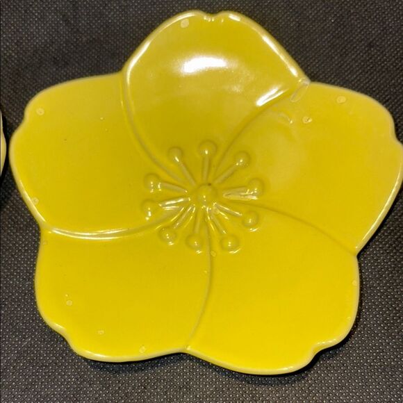 Yellow Flower-Shaped Ceramic Plates - Picture 3 of 6
